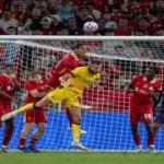 Pemain Liverpool dan Yokohama F. Marinos bersalaman sebelum laga uji coba di Stadion Nissan, Jepang