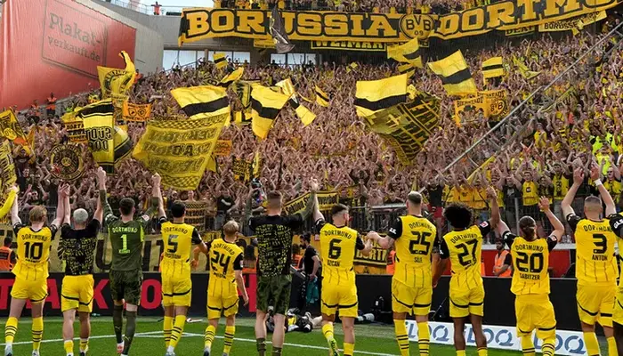 Serhou Guirassy merayakan gol bersama rekan-rekannya di laga Dortmund vs Al Ahly, 16 besar Piala Dunia Antarklub 2025