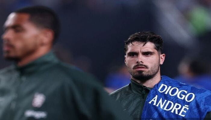 Pedro Neto membawa jersey bertuliskan Diogo dan Andre saat Chelsea melawan Palmeiras di Piala Dunia Antarklub 2025.