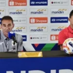 Gerald Vanenburg memberikan instruksi saat latihan Timnas Indonesia U-23 jelang semifinal AFF U-23 2025